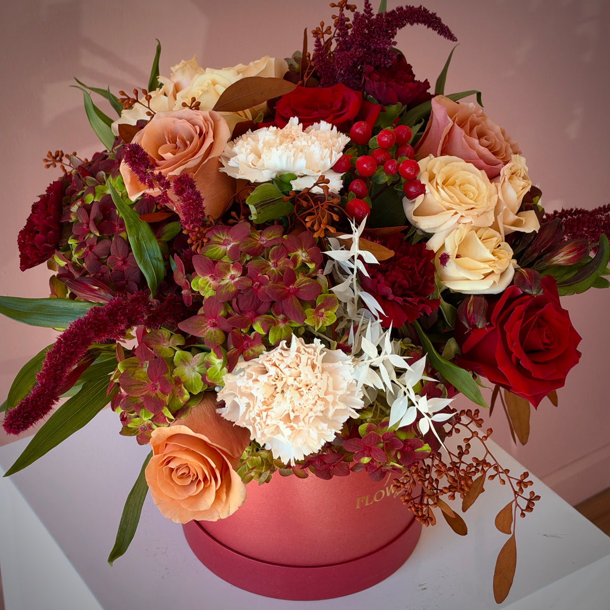 Top view of the FREA flower box with burgundy hydrangea, red roses and beige blooms
