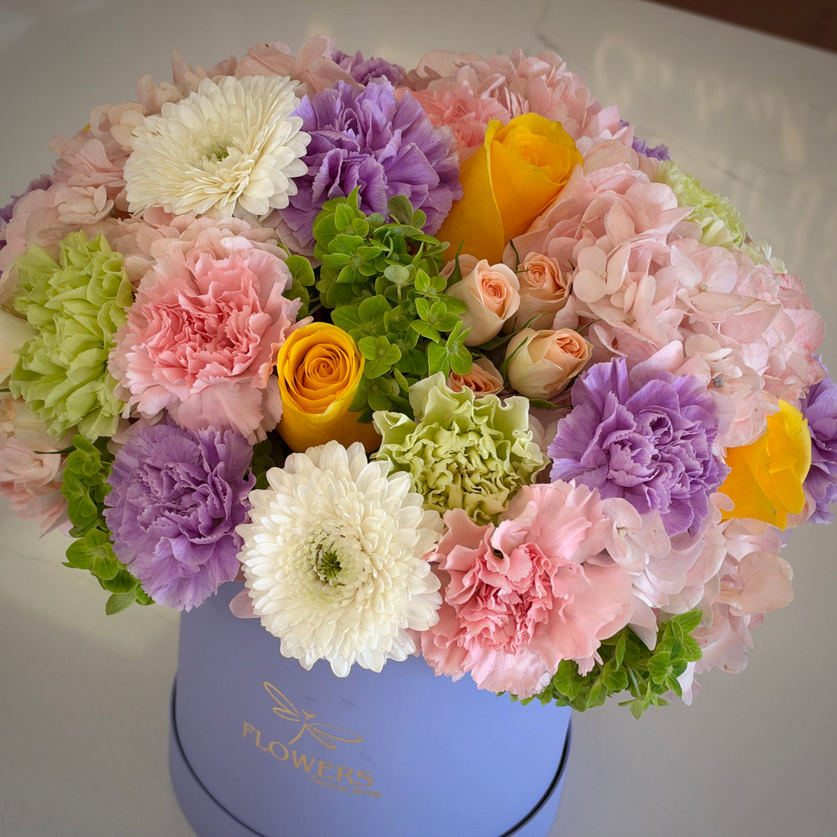 Top view of the Juicy flower box with yellow roses, pink carnations and white daisies