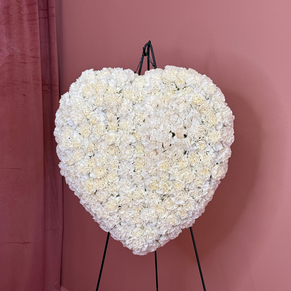 Arreglo floral de condolencias en forma de corazón sólido — disponible en FLOWERS Central Jersey, Manalapan, Nueva Jersey