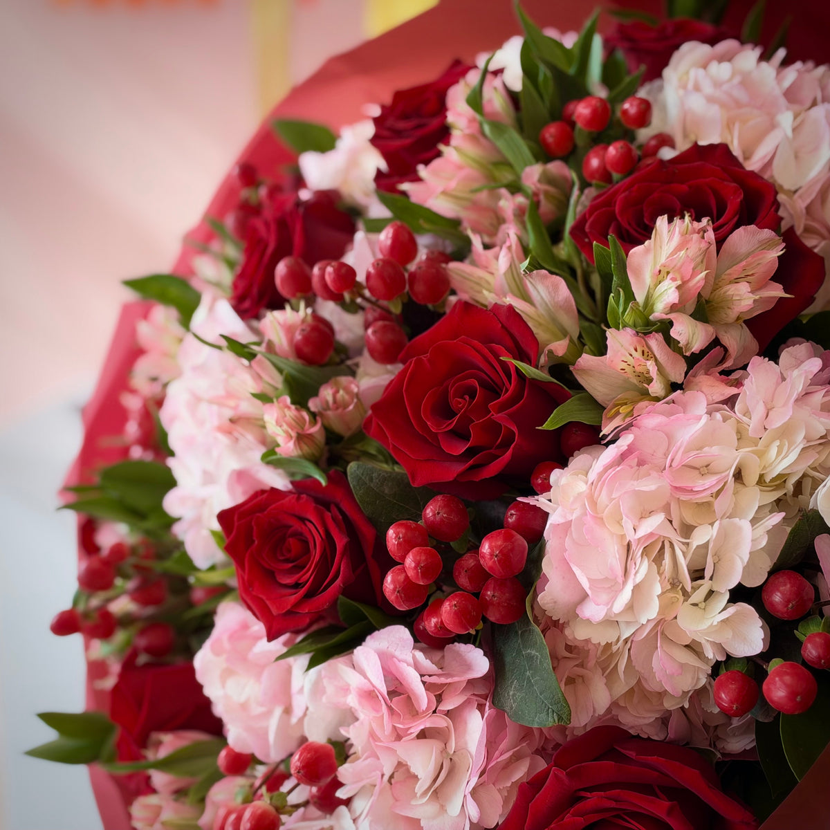 Ramo exclusivo JULIE de rosas rojas y hortensias rosas