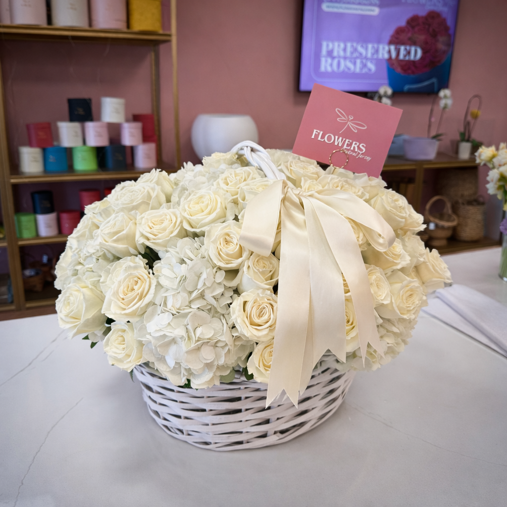 MARILYN White Roses & Hydrangea Signature Basket