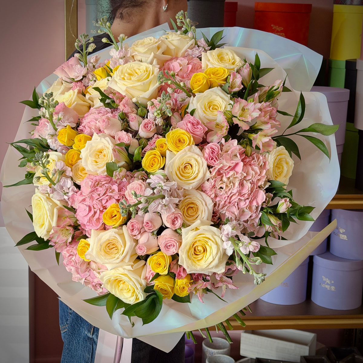 ANNA MARIA 粉色绣球花、黄玫瑰与奶油色玫瑰招牌花束