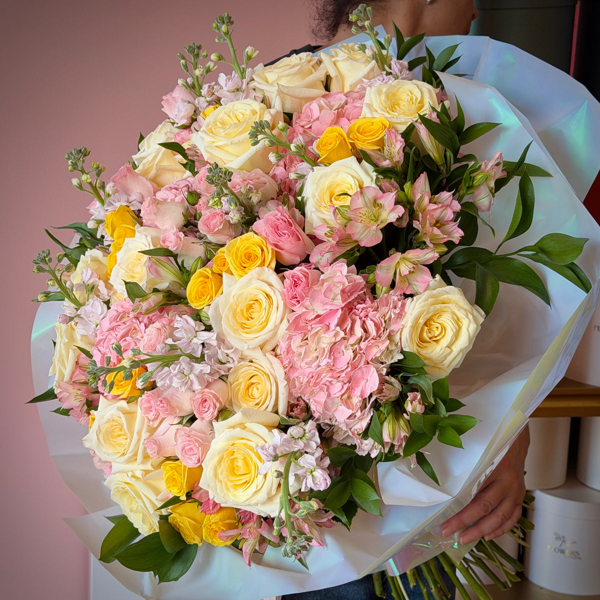 ANNA MARIA 粉色绣球花、黄玫瑰与奶油色玫瑰招牌花束