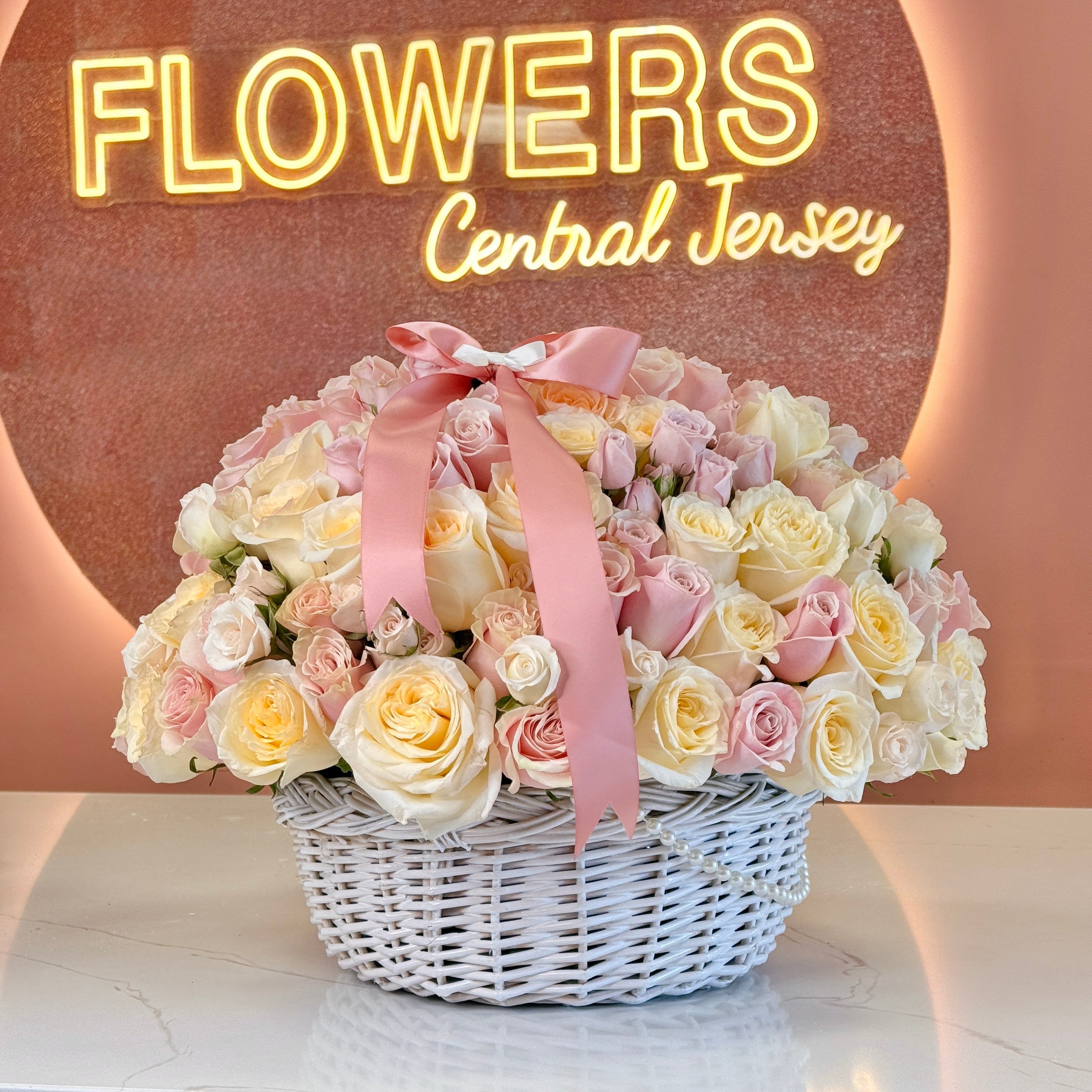 White & Light Pink Roses Signature Basket 100 st.