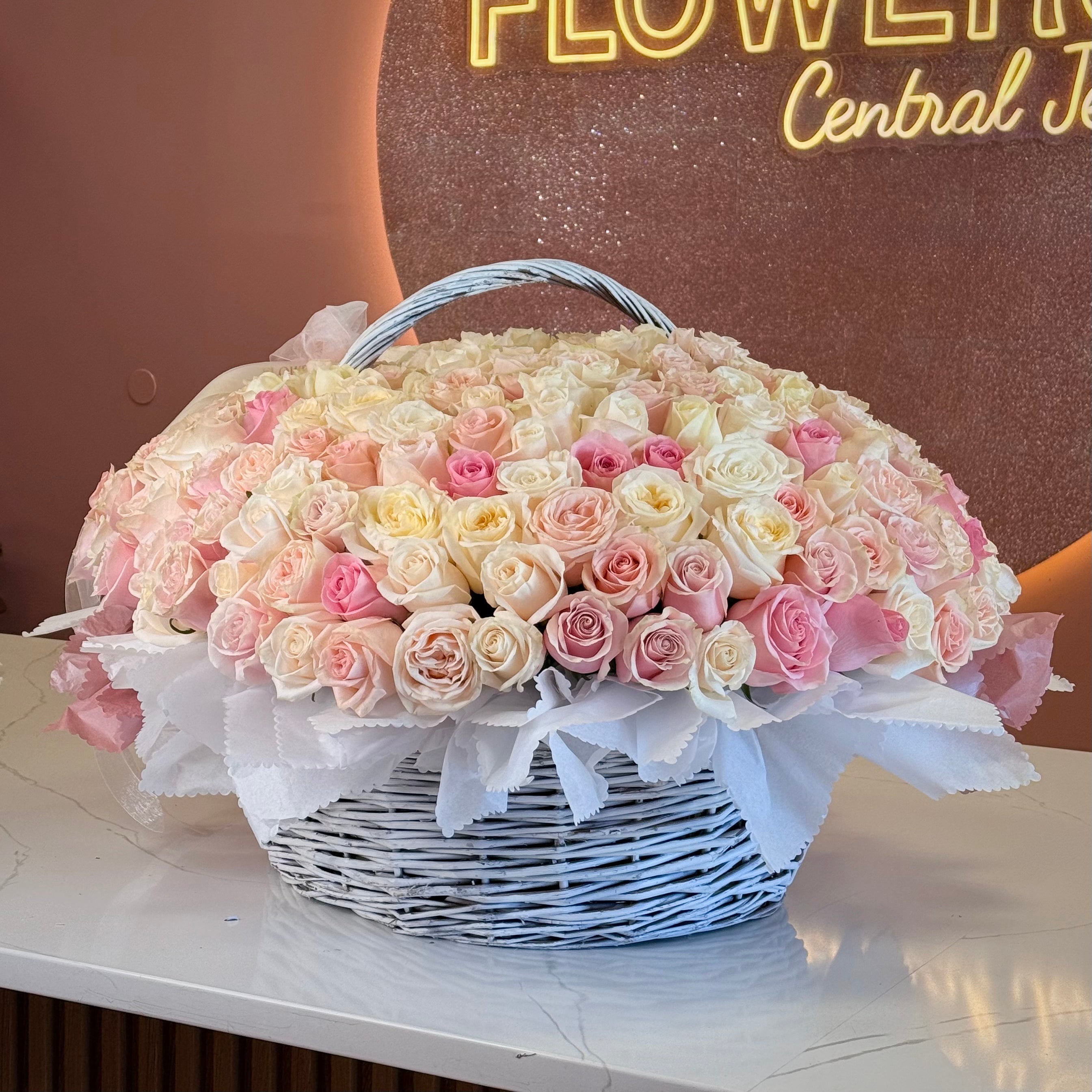 WOW Effect White & Pink Roses Signature Basket 300 st.