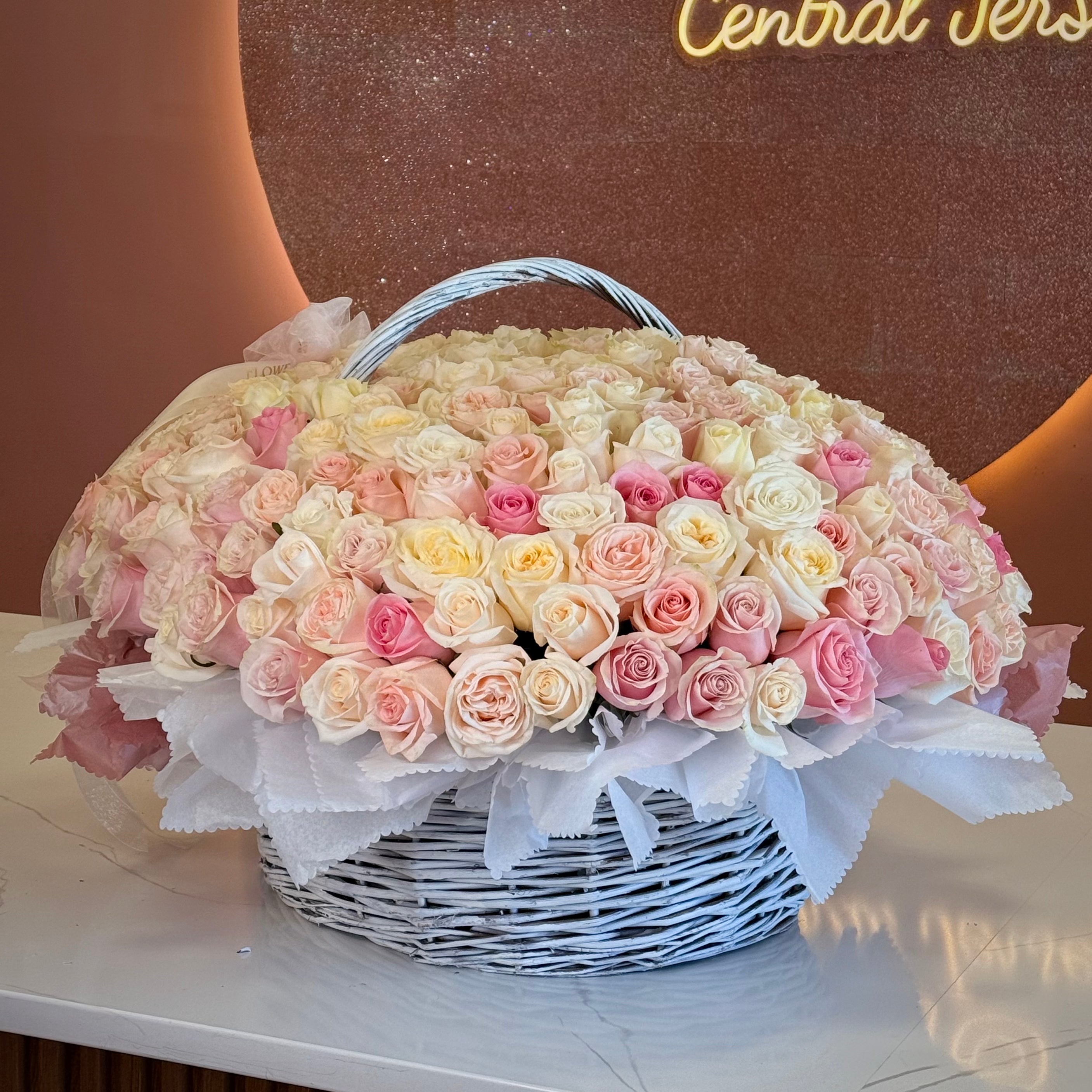 WOW Effect White & Pink Roses Signature Basket 300 st.