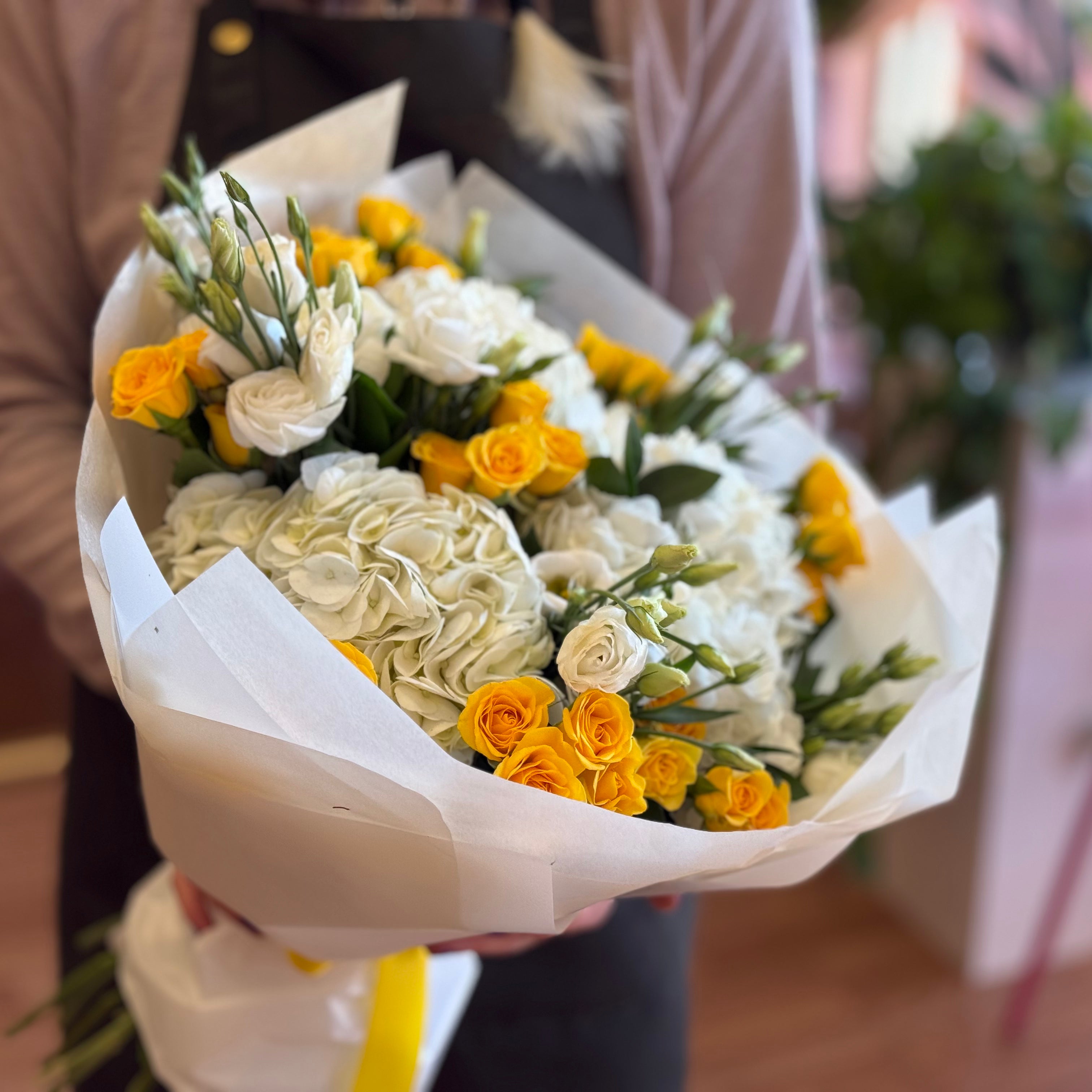 MAGGIE White & Yellow Signature Bouquet